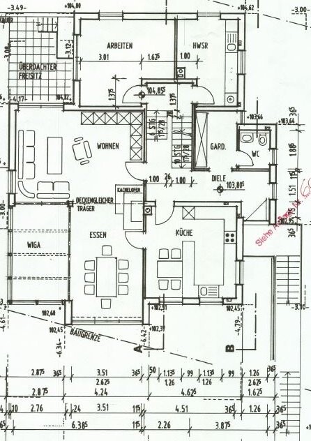2D-Grundriss eines Wohnhauses mit Wohnzimmer, Küche, Essbereich, Diele und Treppen