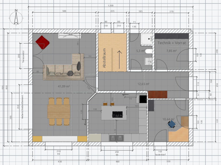 Grundriss eines Hauses mit Küche, Essbereich, Wohnzimmer, Abstellraum und Technikraum.