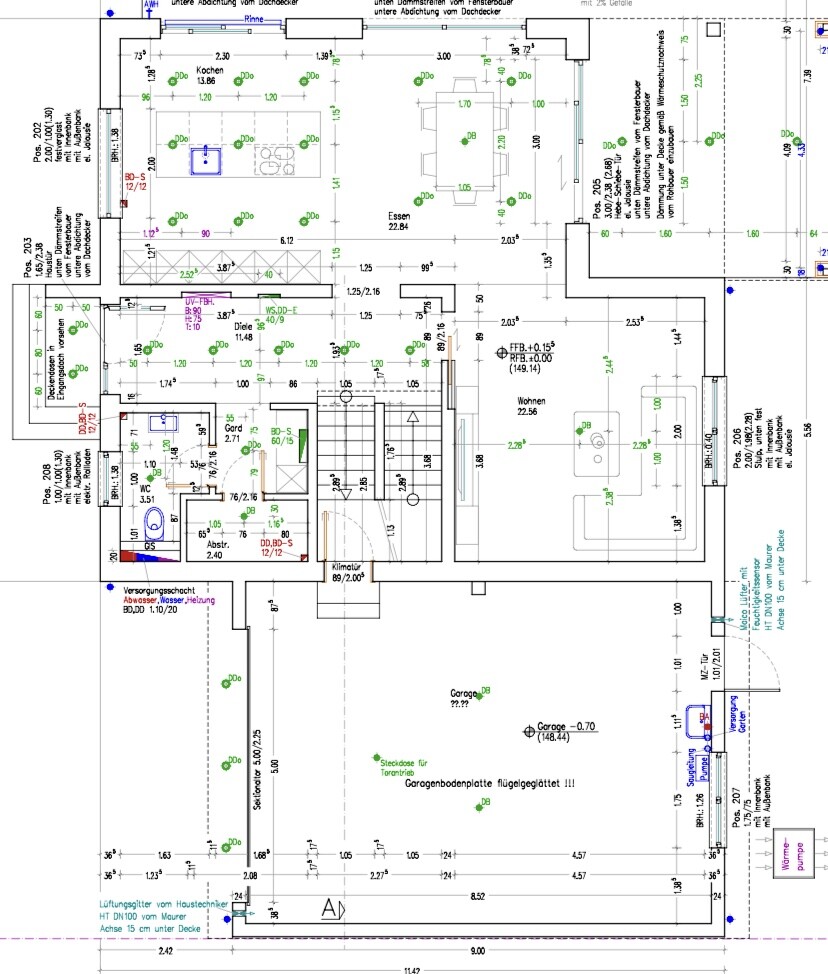 Grundriss eines Hauses mit Wohnzimmer, Esszimmer, Küche, Diele, Treppe und Garage.