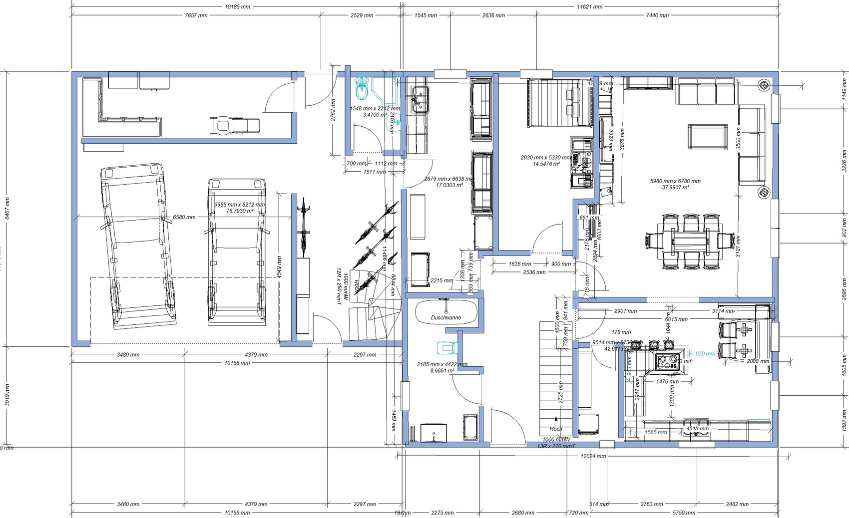 Grundriss eines Hauses mit Garage, Küche, Wohnzimmer, Essbereich, Schlafzimmer, Bad und Treppenhaus.