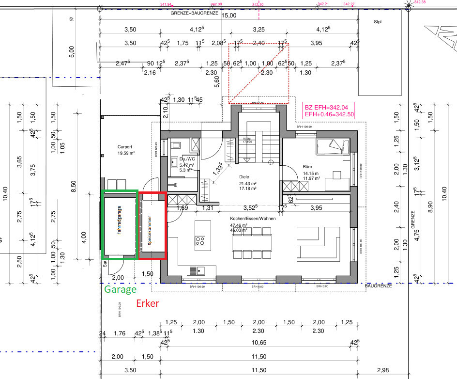 Grundriss eines Hauses mit Küche, Wohnen, Büro; rote Speisekammer, grüne Garage/Carport.