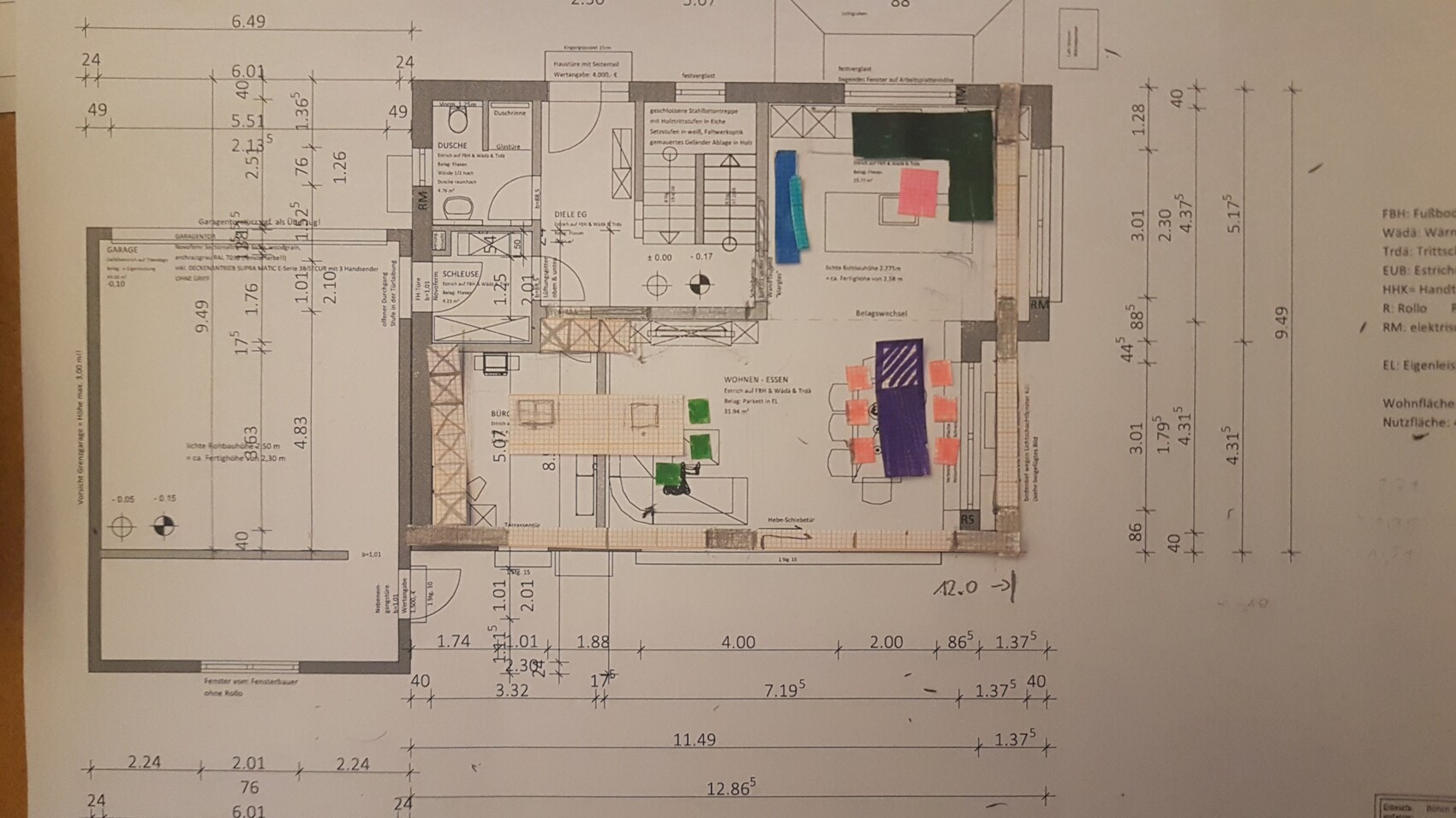Grundriss eines Hauses mit Wohn- und Essbereich, Küche, Büro, Bad, Diele, Treppe, Garage.