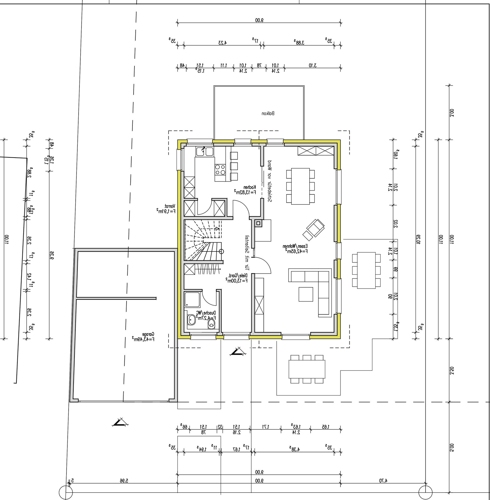 Grundrissplan eines Hauses mit Küche, Essbereich, Wohnzimmer und Treppe.