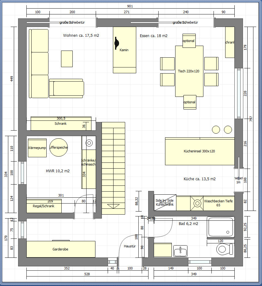 Grundriss eines Hauses: Wohnzimmer, Essecke, Küche mit Insel, HWR, Bad, Garderobe.