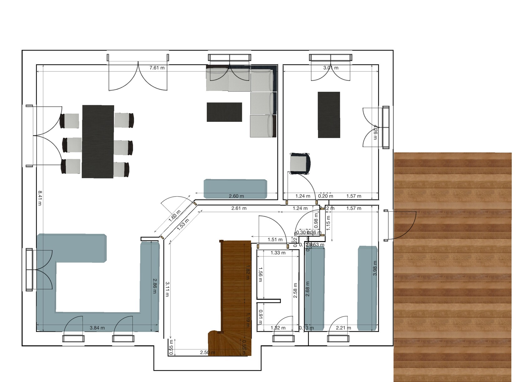 Grundriss eines Hauses mit Wohnzimmer, Esstisch, Schlafzimmer, Arbeitsbereich und Holzdeck.
