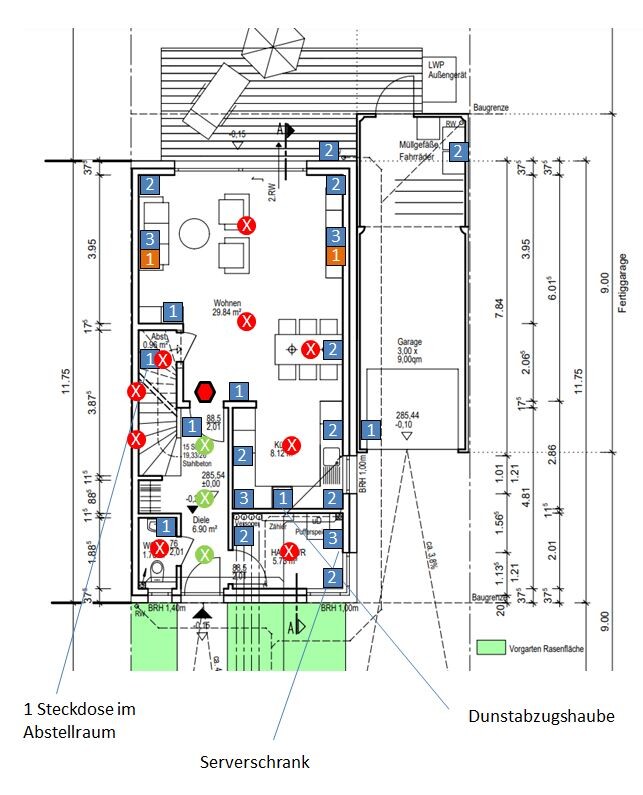 Grundriss eines Hauses mit Möbeln, Steckdosen, Server-Schrank, Dunstabzugshaube, Garage