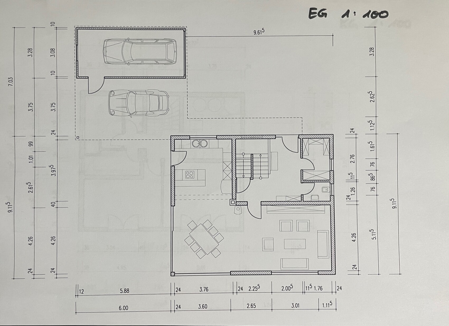Grundriss Erdgeschoss: Garage mit zwei Parkplätzen, offener Wohn- und Essbereich, Küche, Treppe