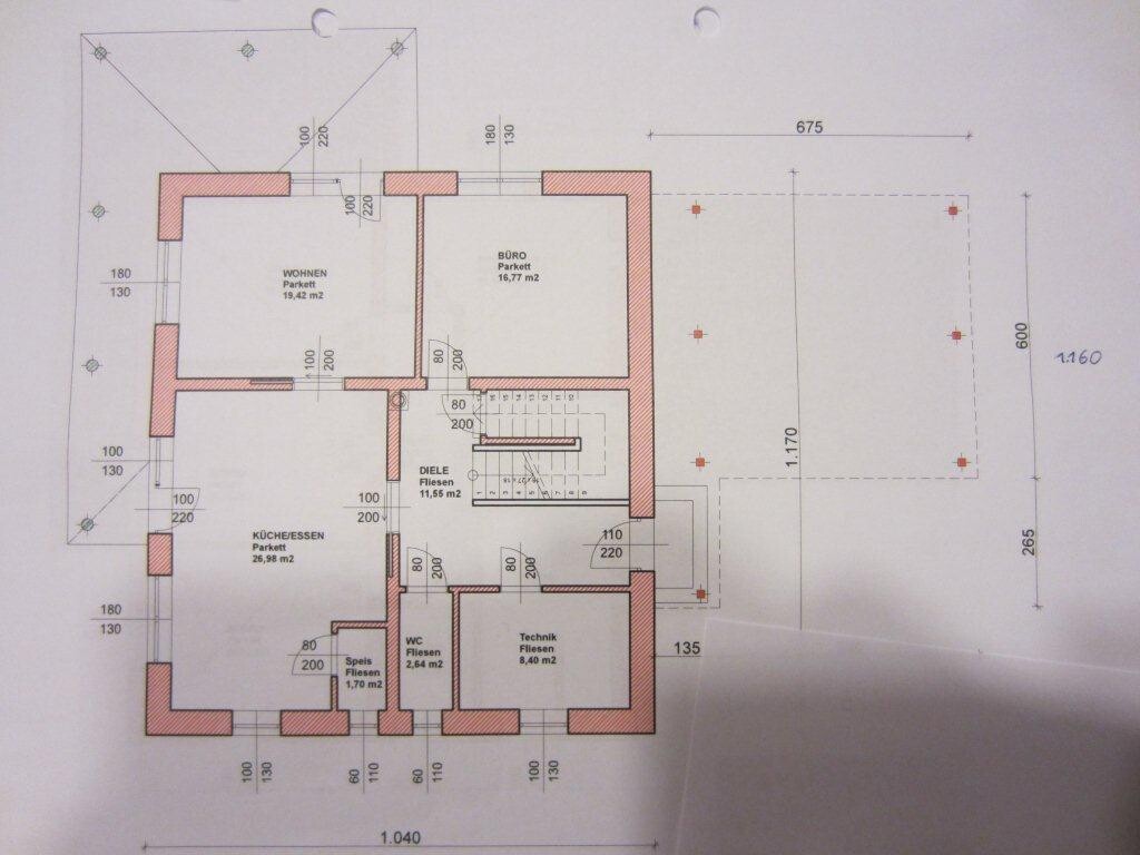 Grundrissplan eines Wohnhauses mit Küche, Wohnzimmer, Diele und Treppen