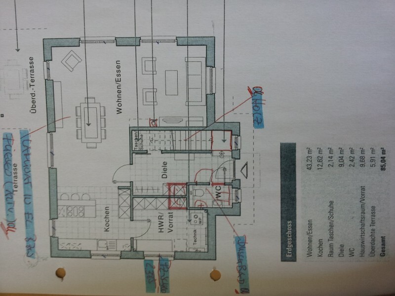 2D Grundriss eines Hauses mit Küche, Wohnzimmer und Treppen im Erdgeschoss