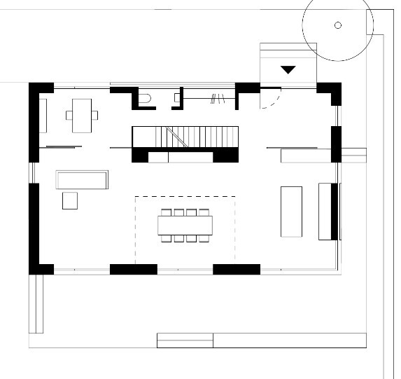 Grundriss eines Hauses: offenes Erdgeschoss mit Treppe, Essbereich, Wohnzimmer, Küche und Terrasse.