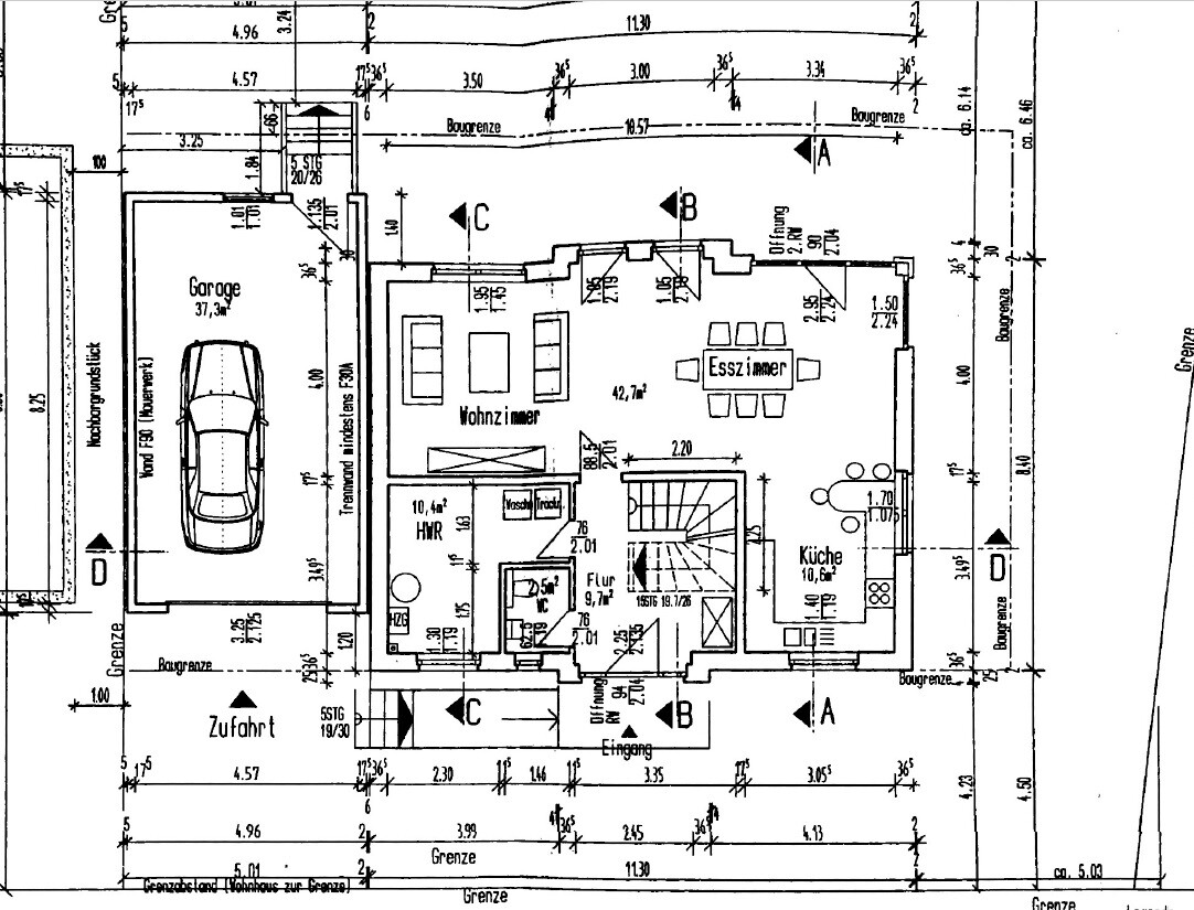 Detaillierter Hausgrundriss mit Garage, Wohnzimmer, Küche und Essbereich