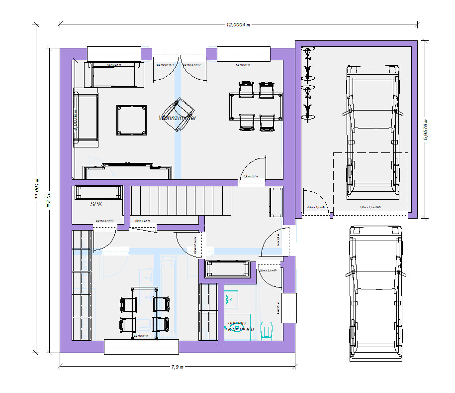 Grundriss eines Hauses: Wohnzimmer, Essbereich, Küche, Schlafzimmer, Bad, Treppe, Garage mit Auto.