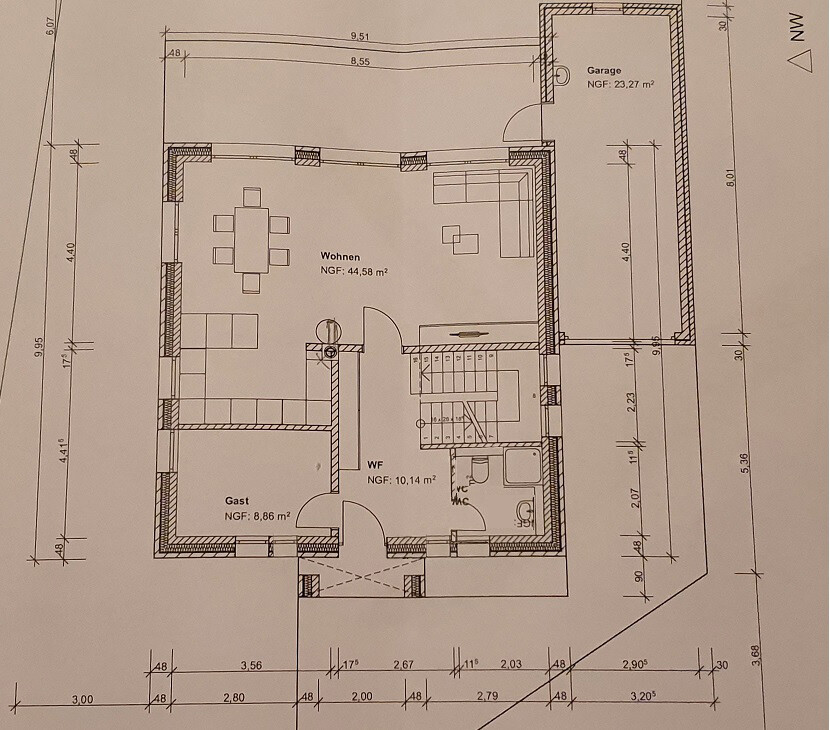 Grundriss eines Hauses: Wohnen, Gast, WC, Treppe und Garage.