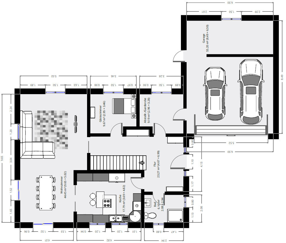 Grundriss eines Hauses mit Wohnzimmer, Küche, Bad, Schlafzimmer, Flur und Doppelgarage.