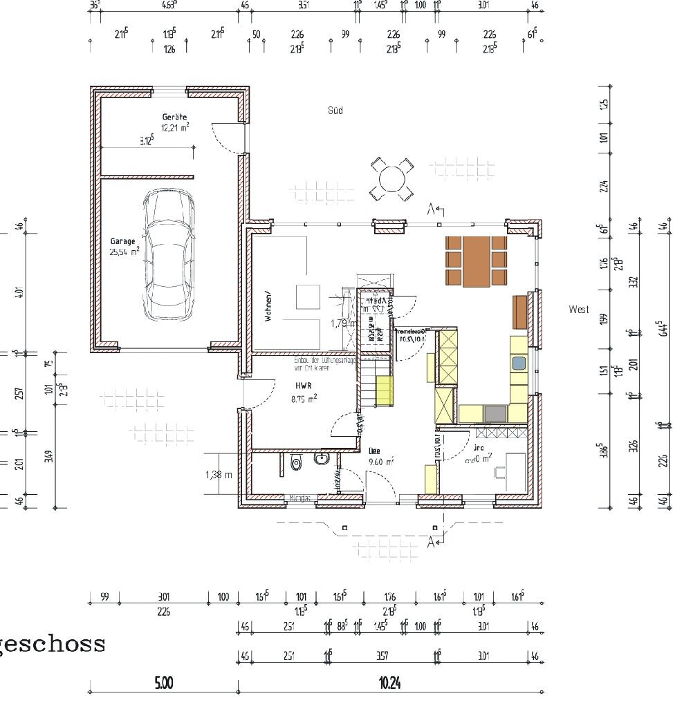 Grundriss eines Hauses: Garage links, Wohn- und Essbereich rechts, Küche, HWR, Diele.