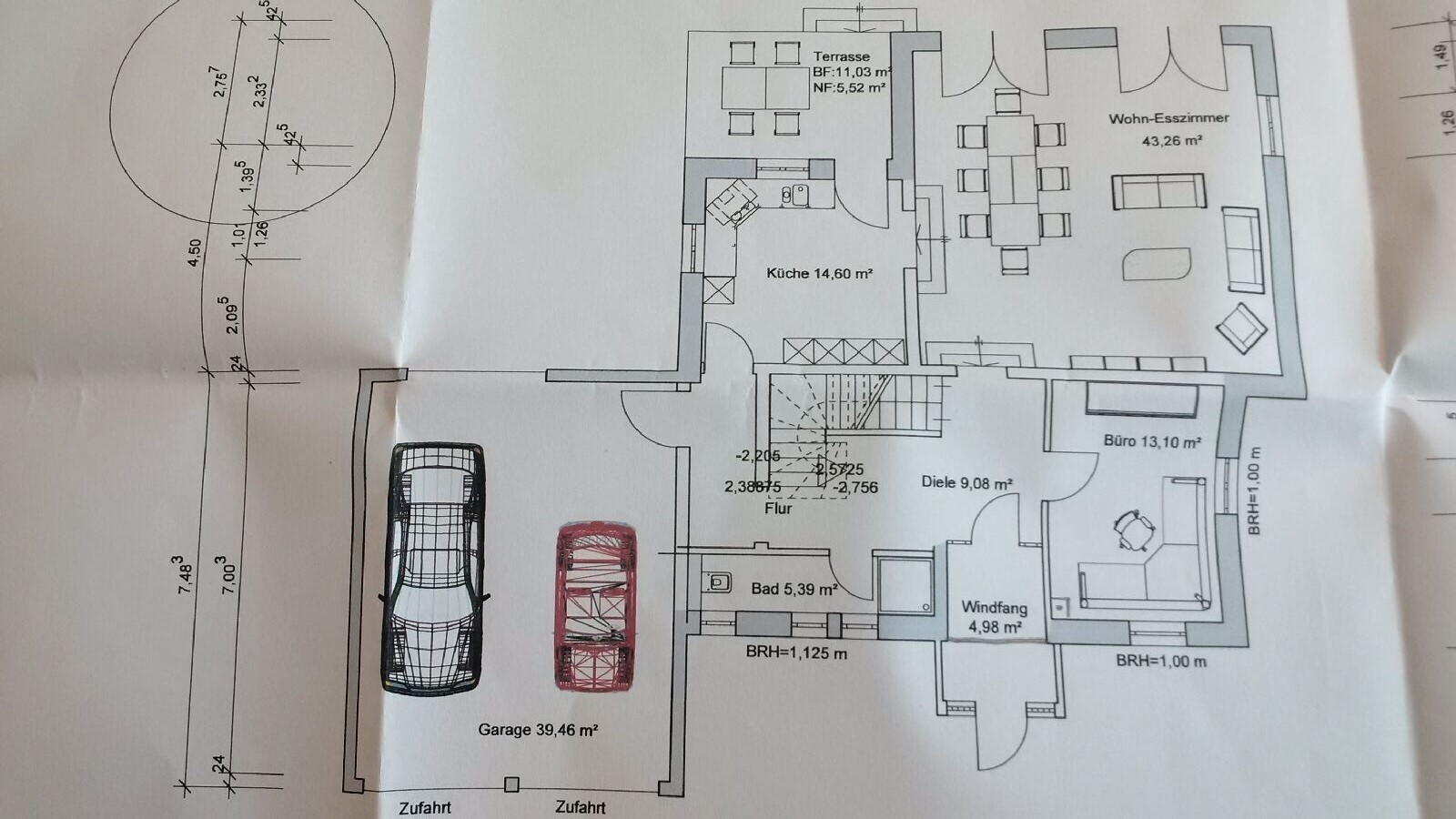 Grundriss eines Hauses mit Küche, Wohn-Esszimmer, Büro, Bad, Diele, Terrasse und Garage.