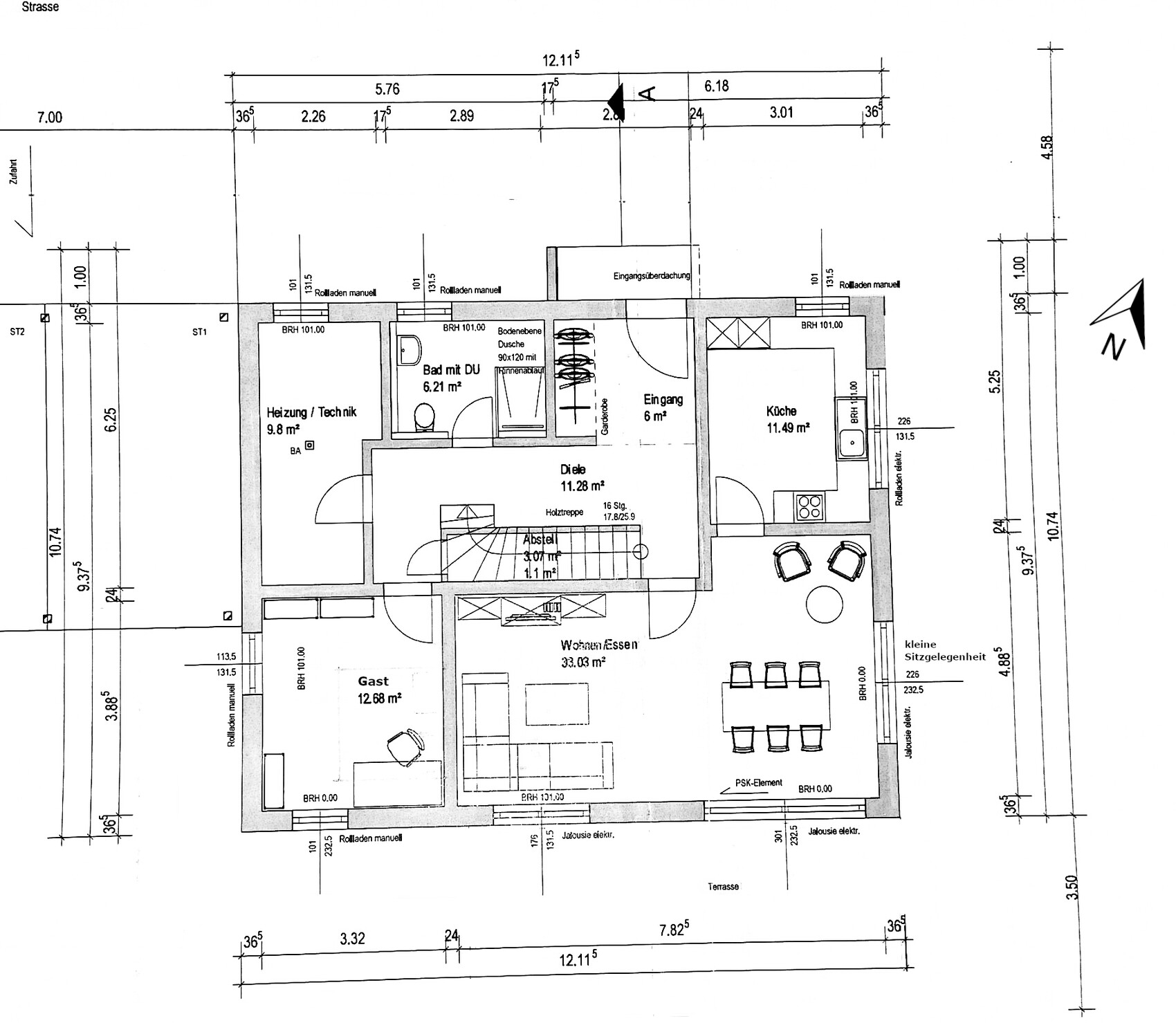 Grundriss eines Hauses mit Küche, Wohnzimmer, Bad, Gästezimmer und Eingangsbereich