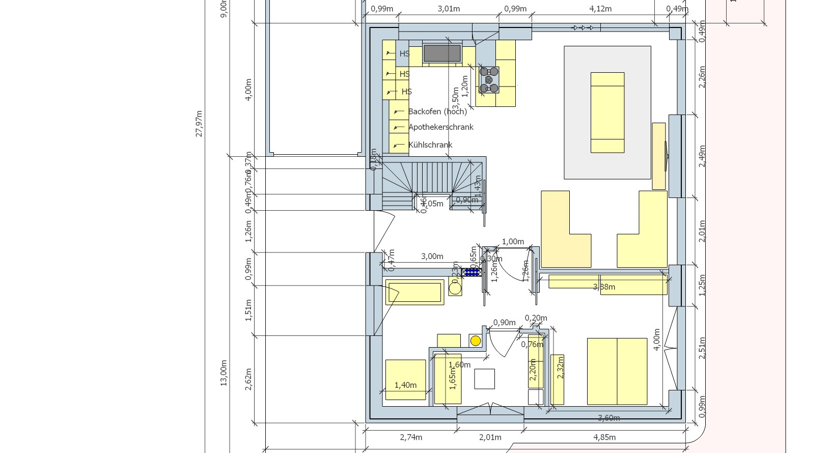 Grundriss eines Hauses mit offener Küche (Insel, Ofen, Kühlschrank) sowie Treppe und Wohn-/Essbereich.