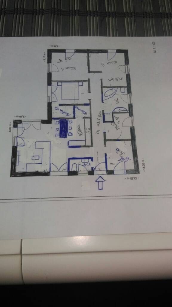 Grundriss eines Hauses mit mehreren Zimmern, handschriftliche Notizen in Blau