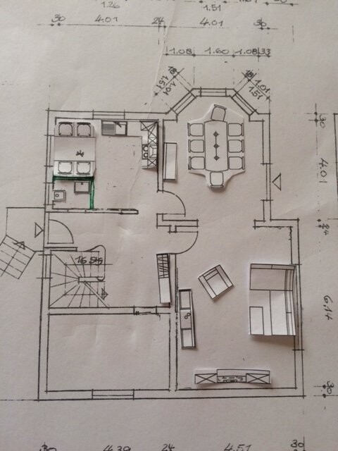 Handgezeichneter Hausgrundriss mit Kuche, Essbereich und Wohnzimmer