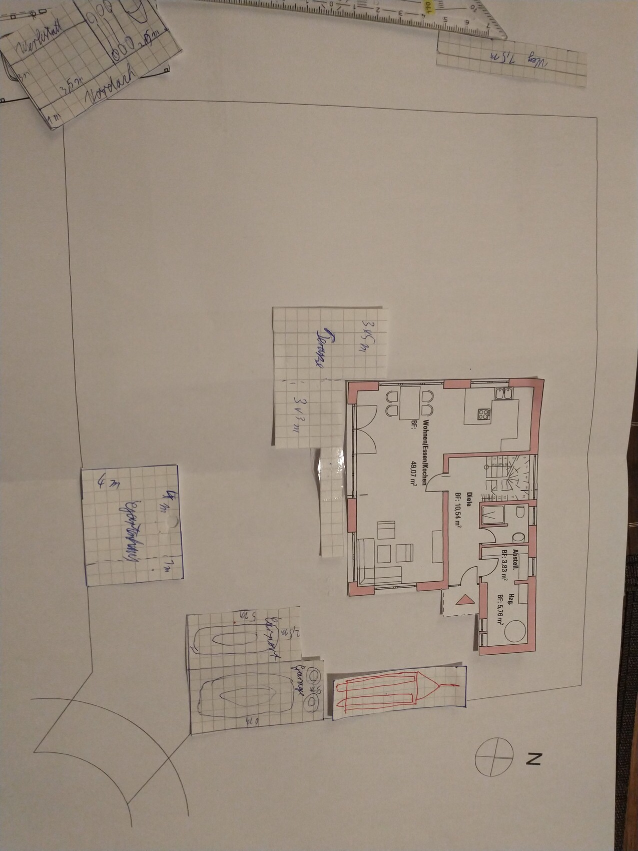 Grundriss eines Hauses: Wohnzimmer, Küche, Bad und Außenbereich, Planzeichnung.
