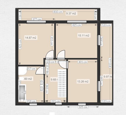 2D-Grundriss eines Hauses mit mehreren Zimmern, Türen und Maßangaben