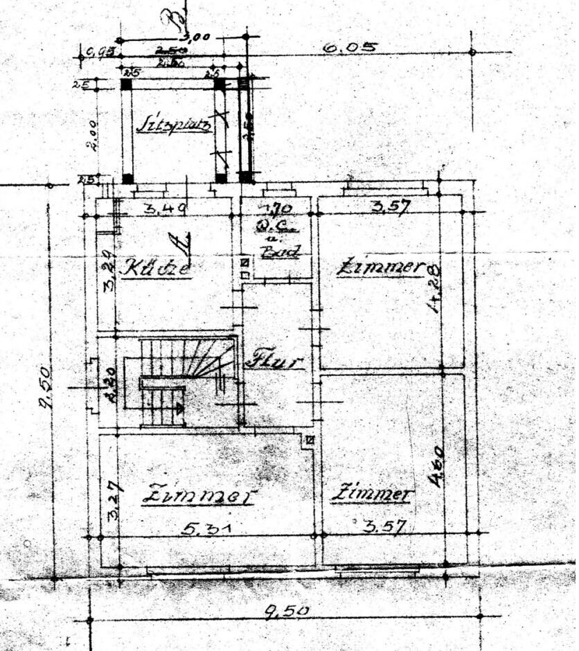 Grundrissplan eines Hauses mit Küche, Flur, Bad, Wohnzimmer, Schlafzimmer und Treppen