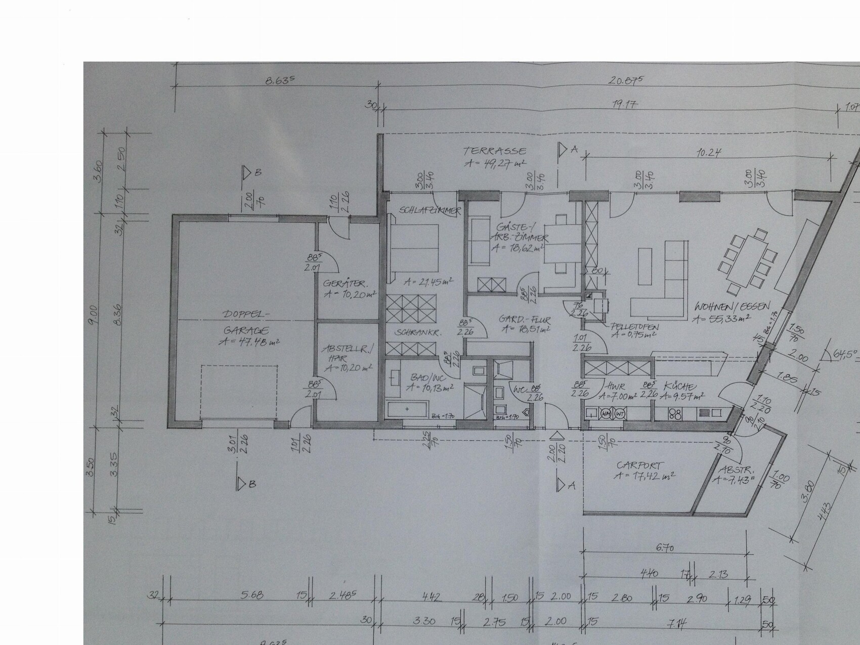 Grundriss eines Hauses mit Wohnzimmer, Küche, Schlafzimmer, Garage, Terrasse und Carport; Maße.