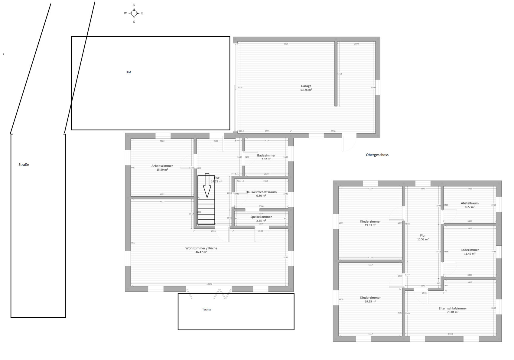 Grundriss eines Hauses: Hof links, Garage rechts, Wohnzimmer/Küche, Badezimmer, Terrasse.