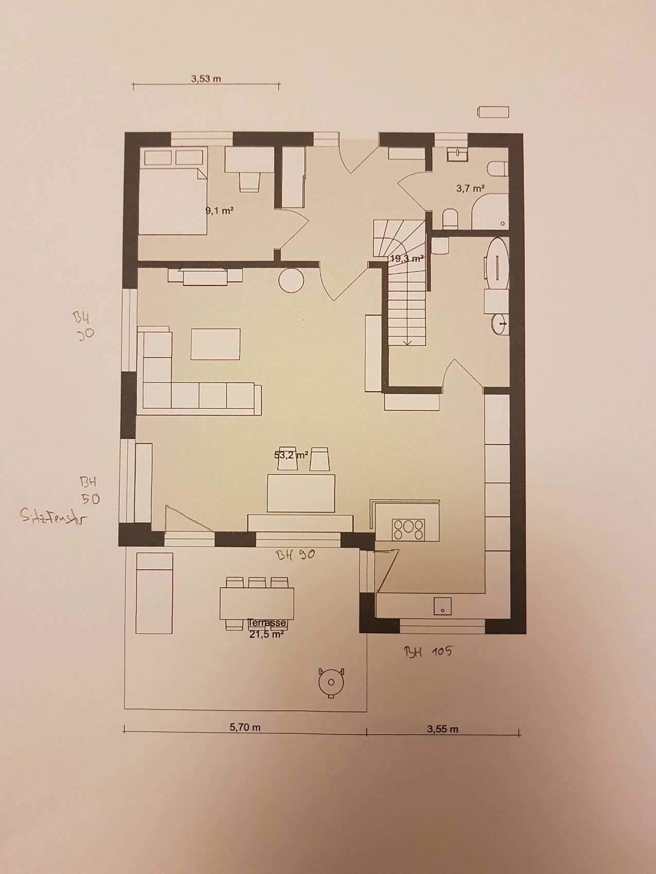 2D-Grundriss eines Hauses mit Wohnzimmer, Küche, Terrasse und Treppenhaus