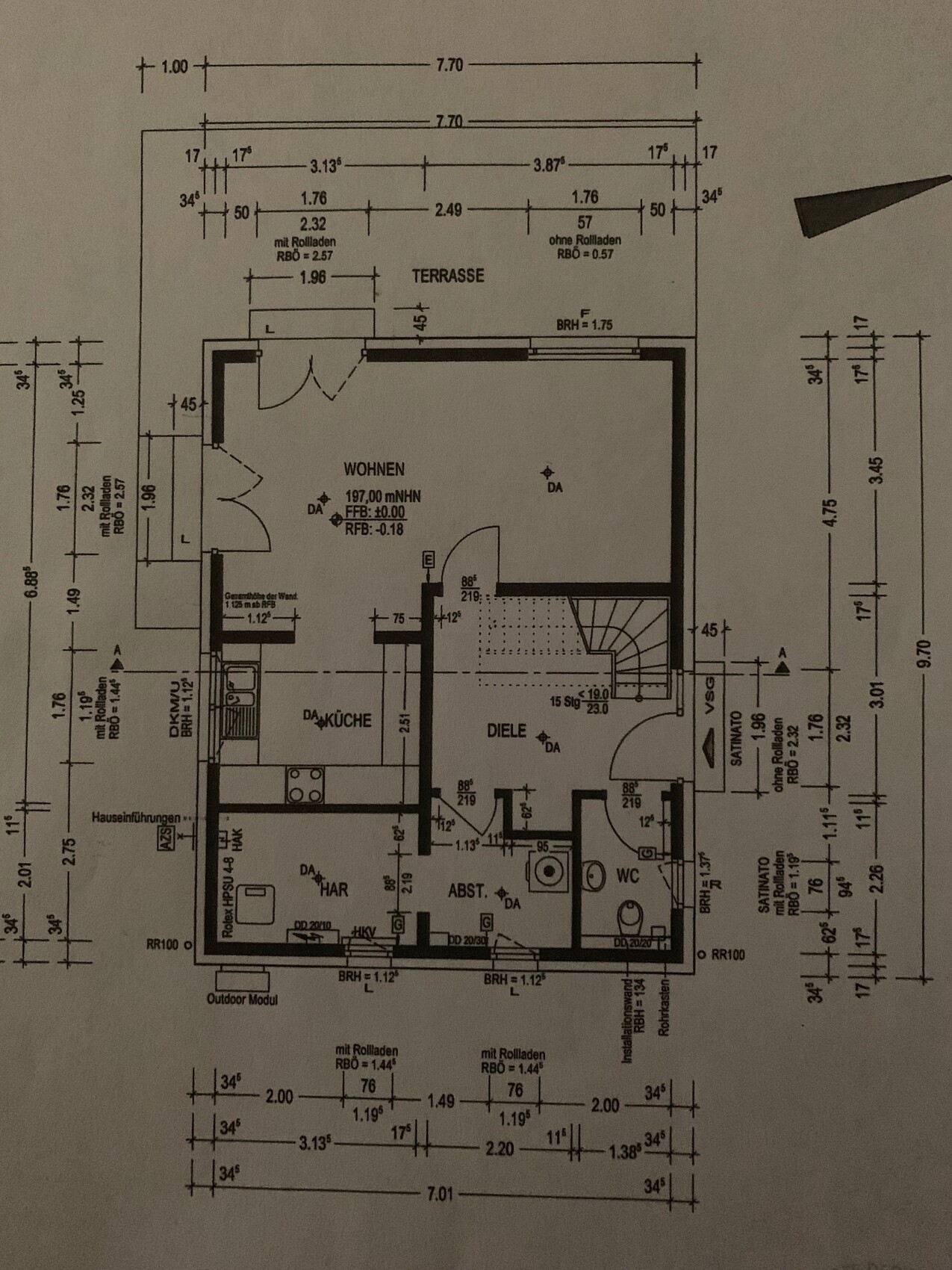 Grundriss eines Hauses mit Wohnzimmer, Küche, Diele, WC, Abstellraum, Terrasse und Treppe.