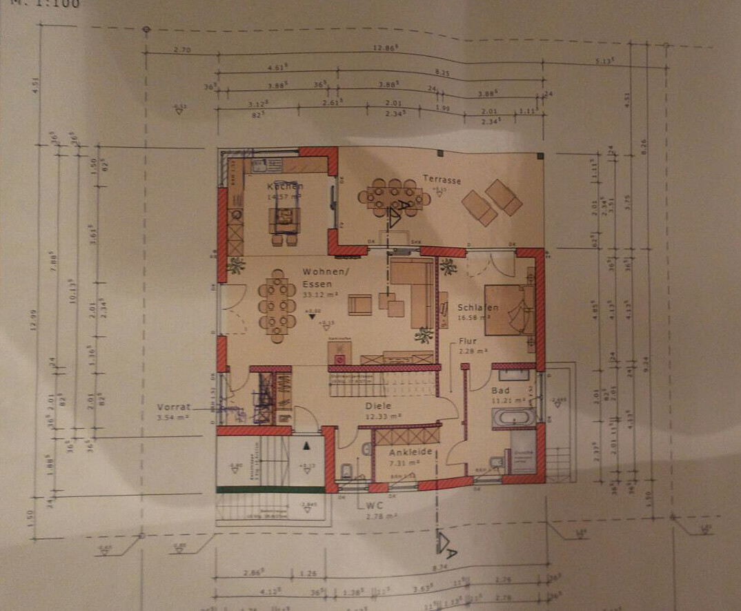 Grundrissplan eines Hauses mit Wohnzimmer, Küche, Terrasse, Schlafzimmer, Bad und Diele