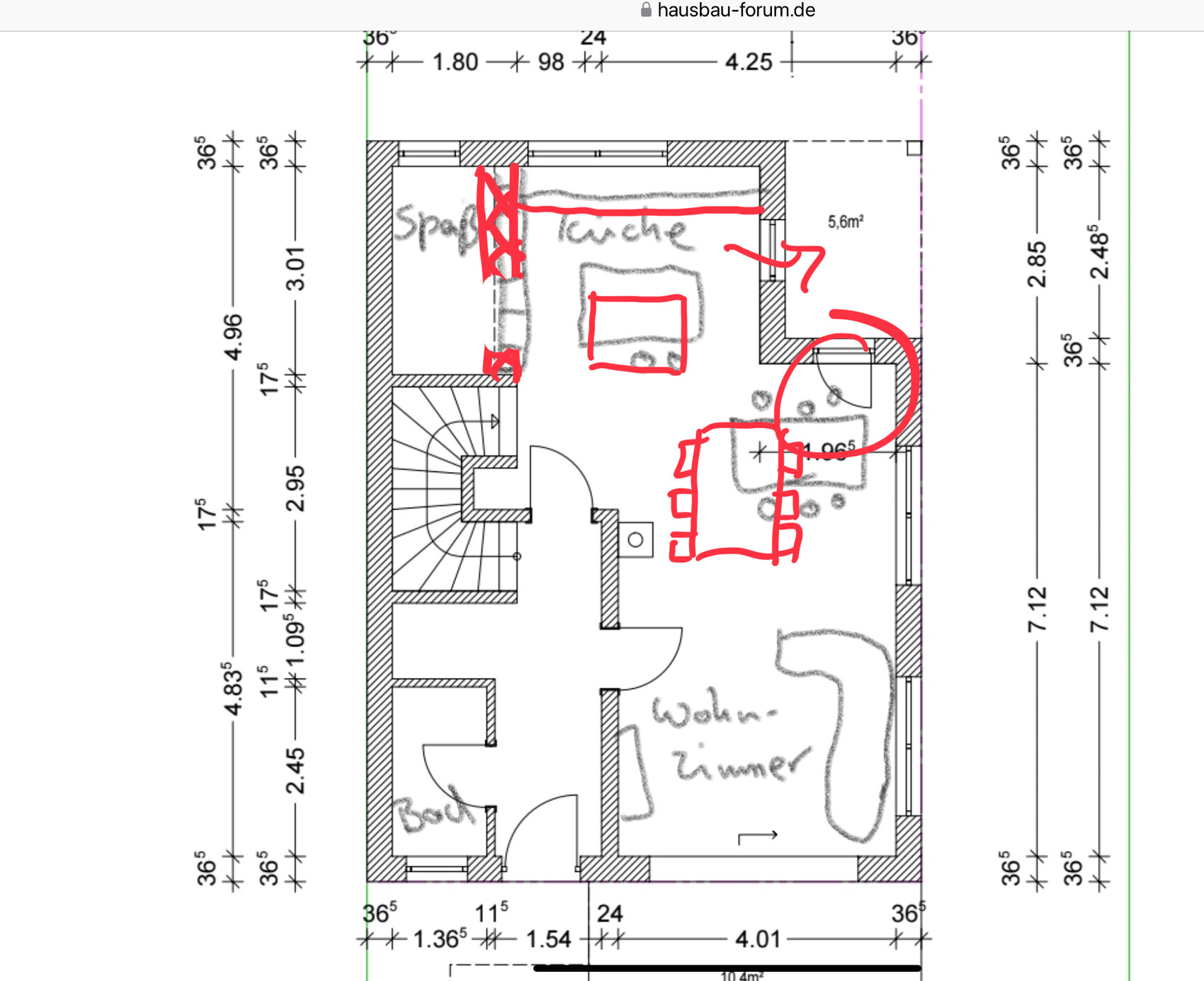 Grundriss eines Hauses mit Treppenhaus, Wohnzimmer und Küchenbereich; rote Markierungen zeigen Möbel.
