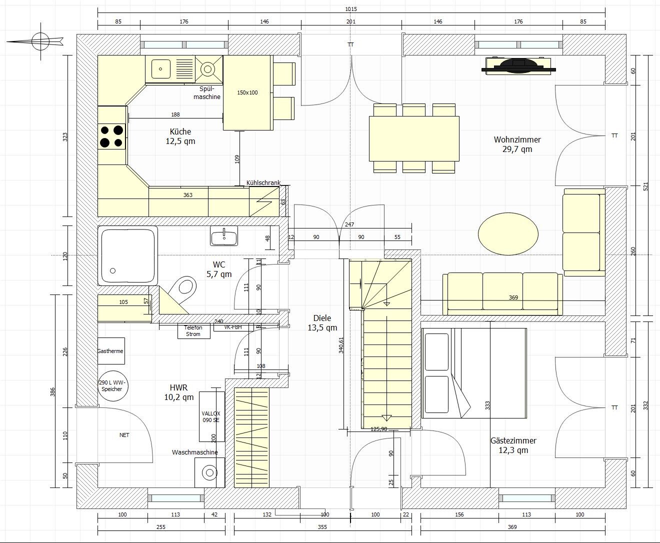 Grundriss eines Hauses mit Küche, Wohnzimmer, Essbereich, Flur, WC, HWR, Gästezimmer.