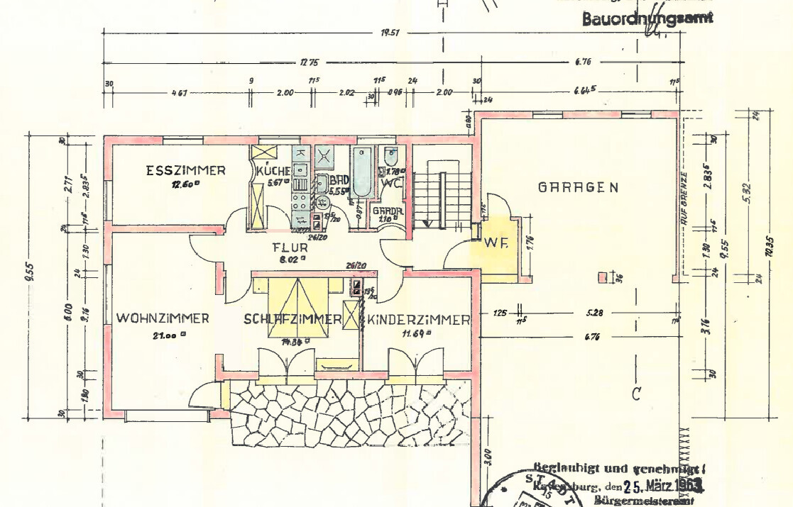 Grundrissplan eines Hauses mit Wohnzimmer, Schlafzimmer, Kinderzimmer, Küche, Bad und Garage.
