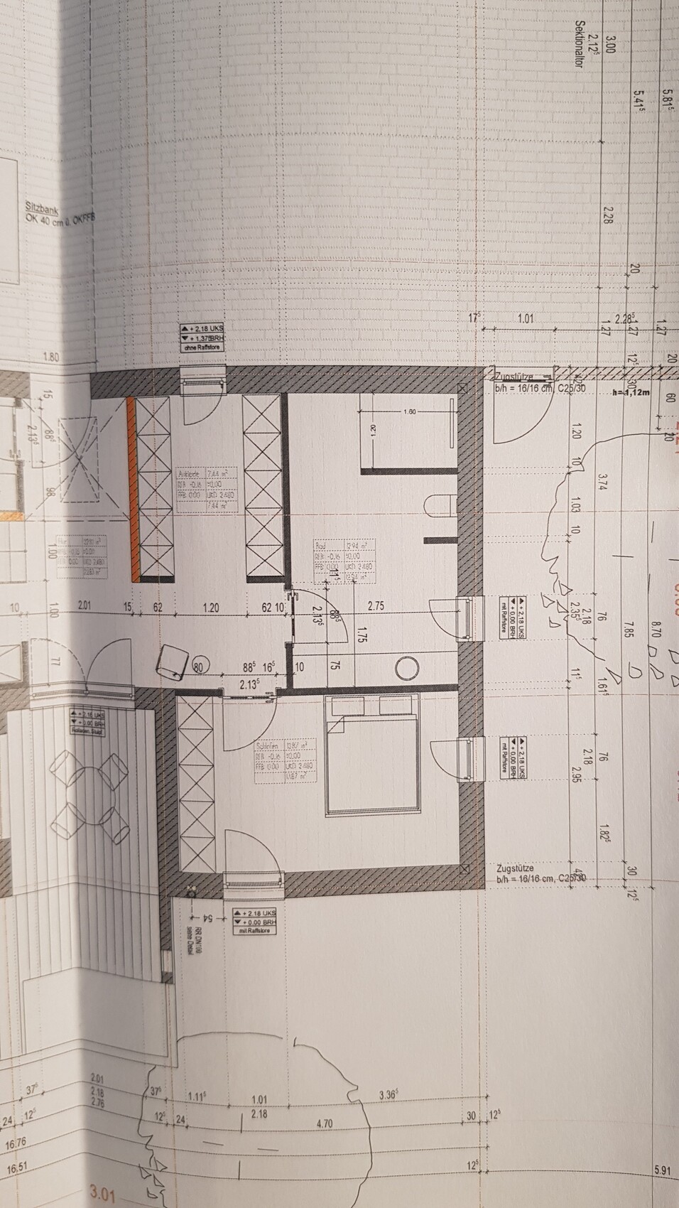 Grundriss einer Wohnung mit Wänden, Türen, Möbeln und Maßangaben.