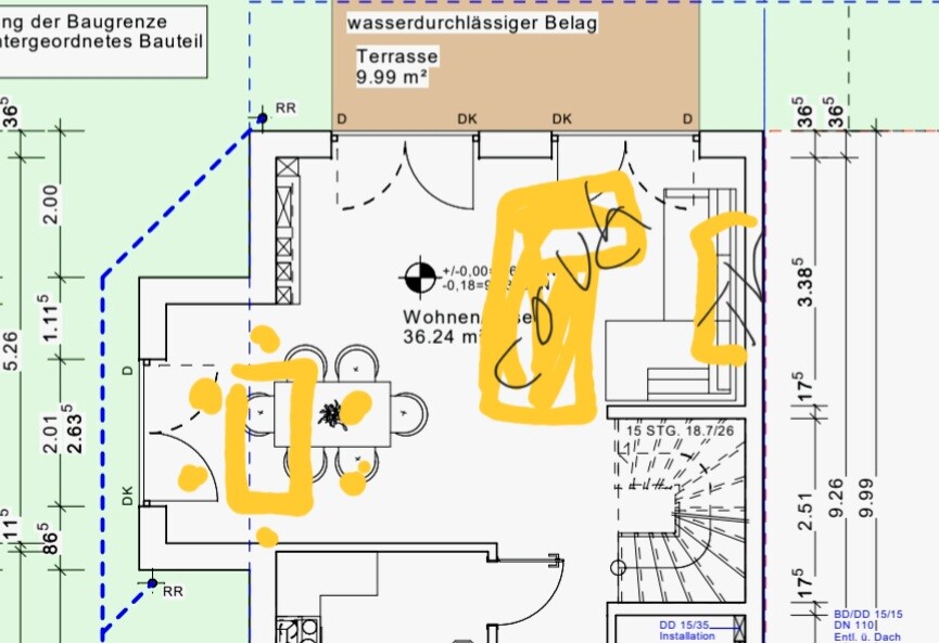 Grundriss eines Wohn- und Essbereichs mit Terrasse; gelb markierte Bereiche heben Möbel hervor.