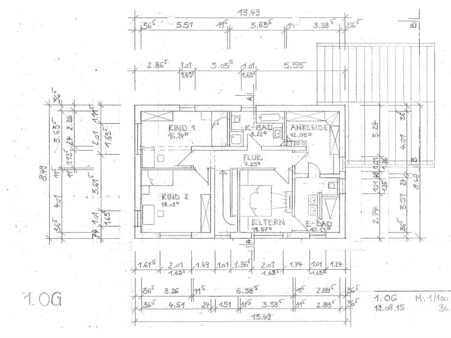 Handgezeichneter 2D-Hausgrundriss zeigt Flur, zwei Schlafzimmer, Bad und Ankleide.