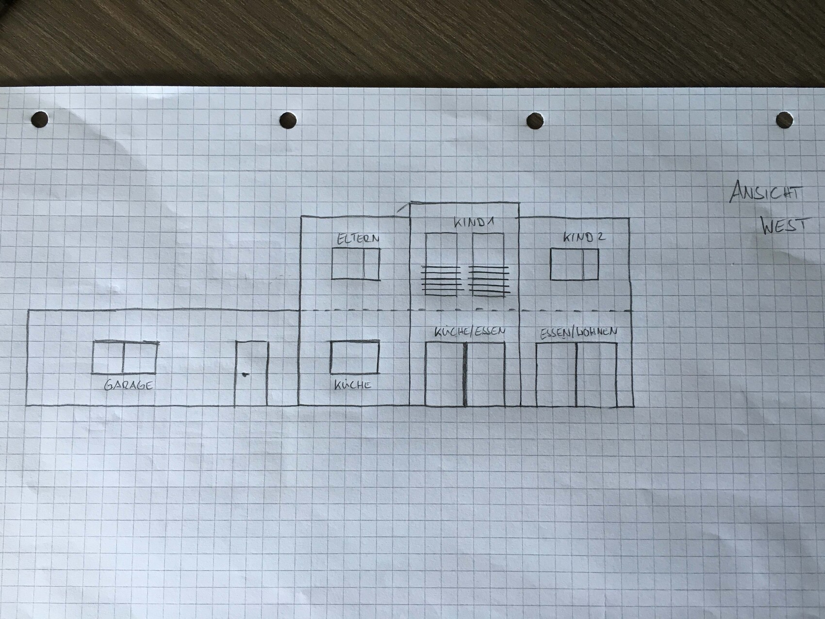 Skizze eines Hauses mit Garage links, Eltern- und Kinderzimmer, Küche/Essen, Westansicht.