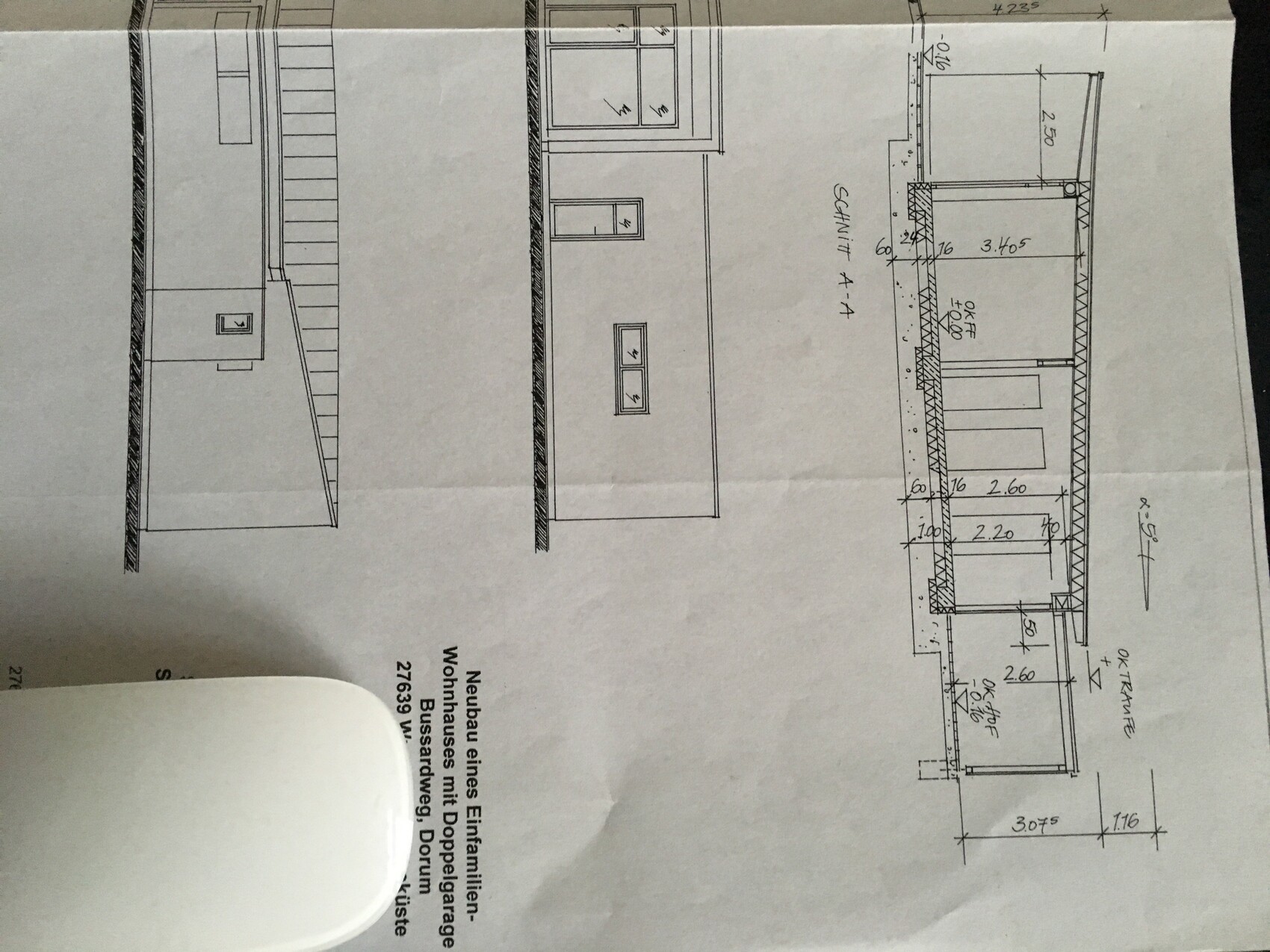 Detaillierter Grundrissplan eines Hauses mit Zimmern, Wänden, Türen und Treppen.