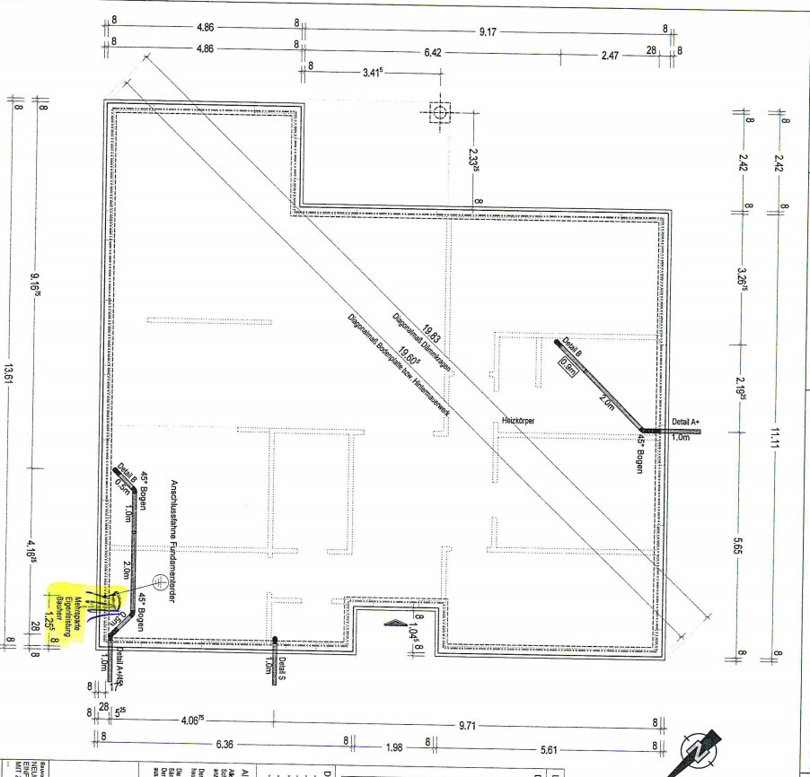 2D Bauplan eines Hauses mit Maßen, Wänden und Türen.