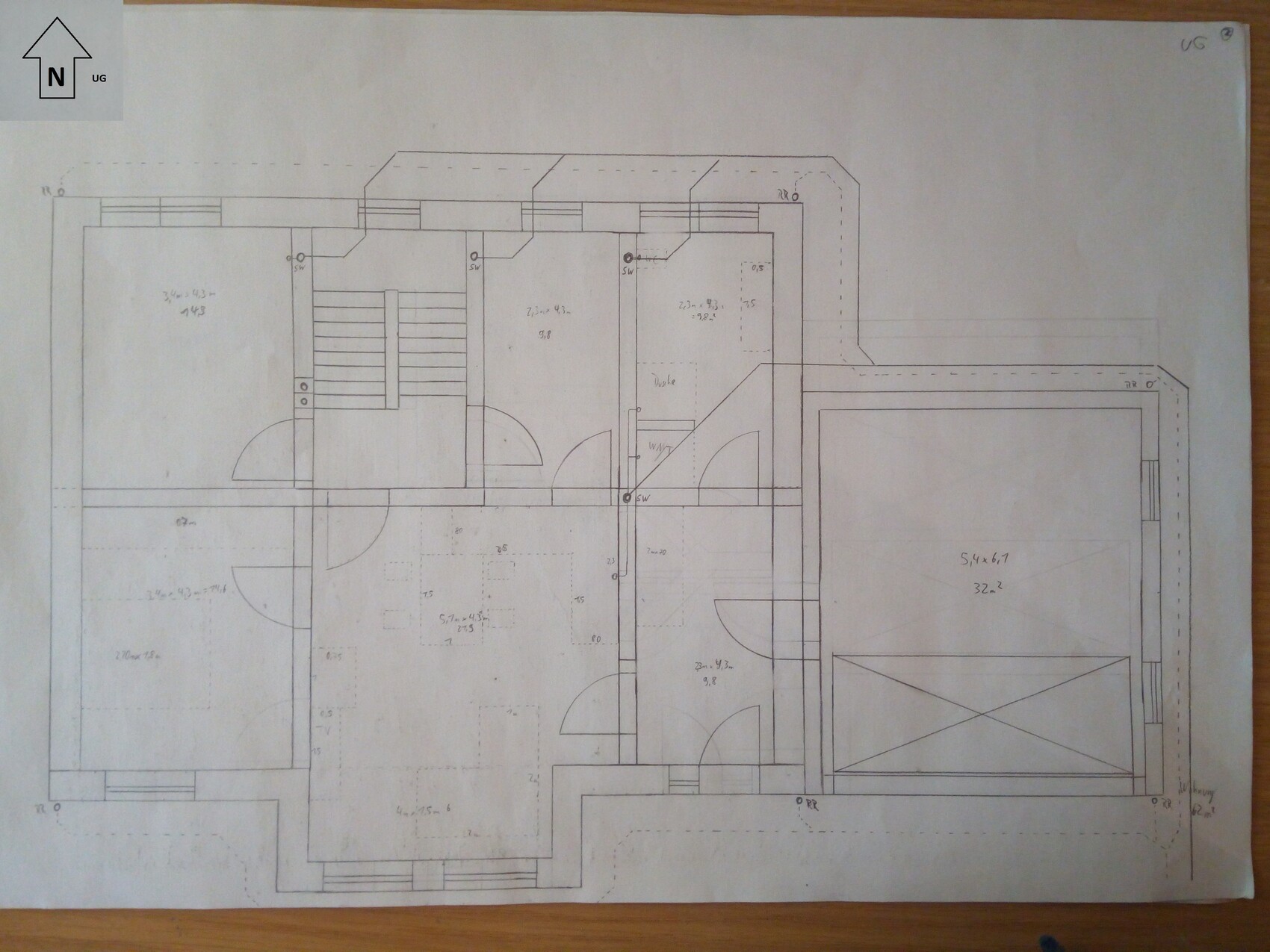 Detaillierter Hausgrundriss mit Treppe, Räumen und Garage, handgezeichnete Skizze