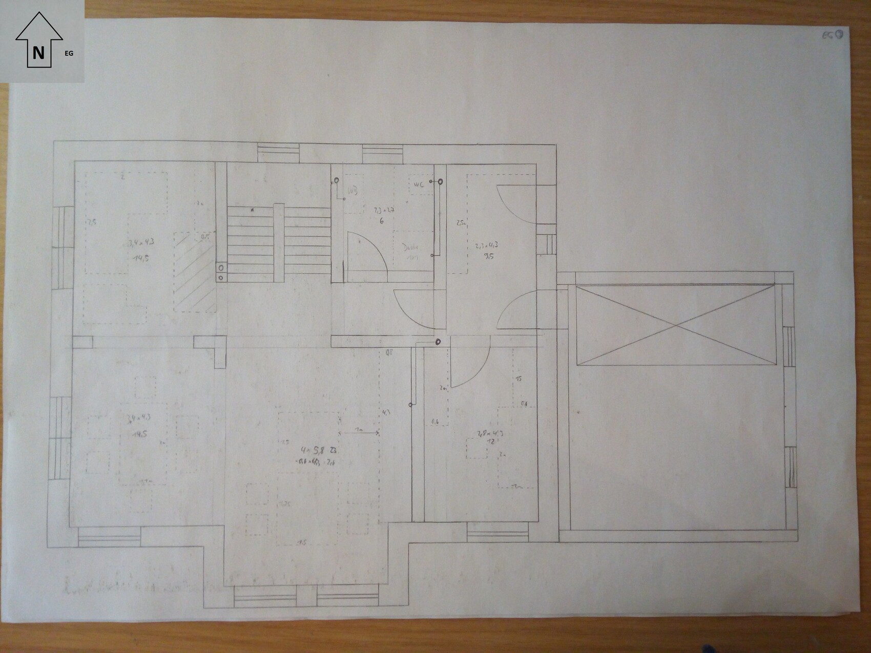 Grundriss eines Gebäudes mit mehreren Räumen, Türen und Treppen.