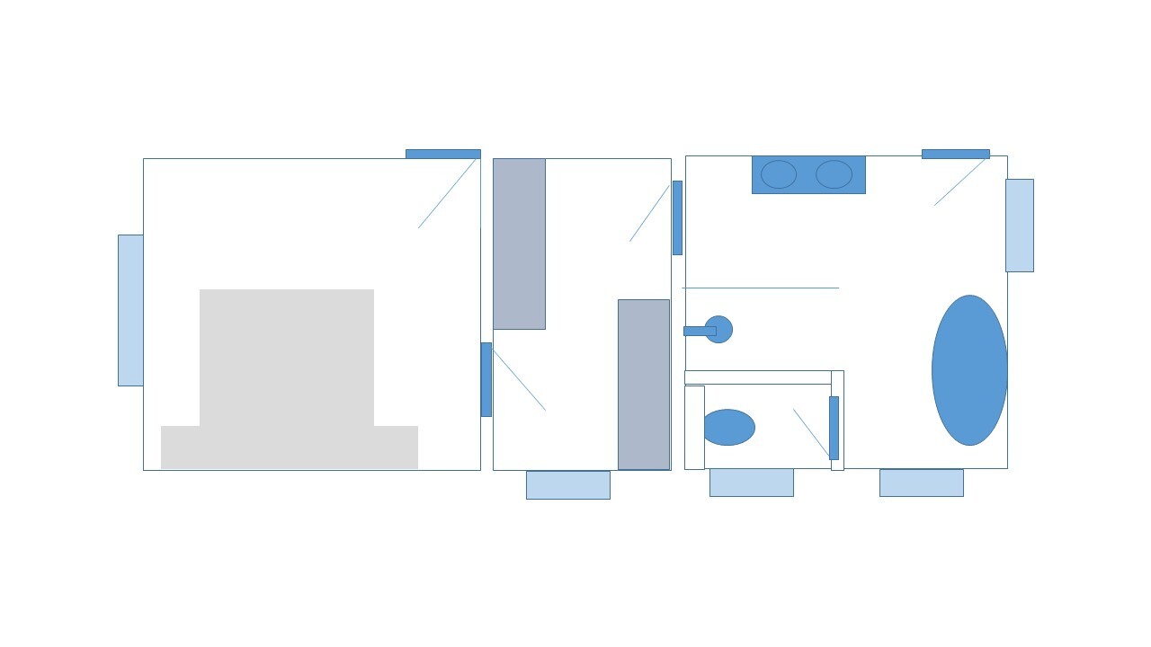 Grundriss einer Wohnung: linkes Wohnzimmer mit grauer Couch, rechter Raum mit ovalem Teppich.