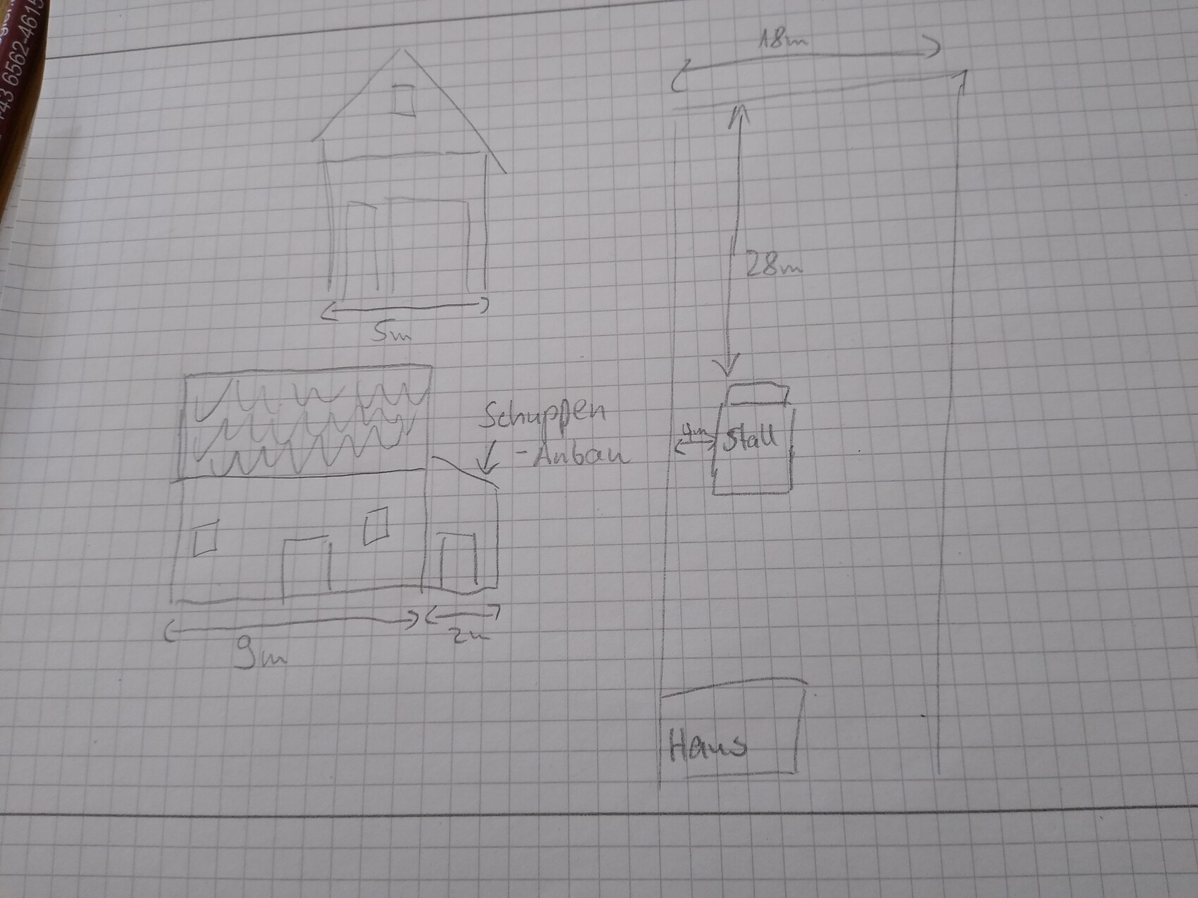 Skizze einer Hausanlage: linkes Haus mit Anbau und Schuppen; rechts Stall im großen Rechteck, unten Haus.