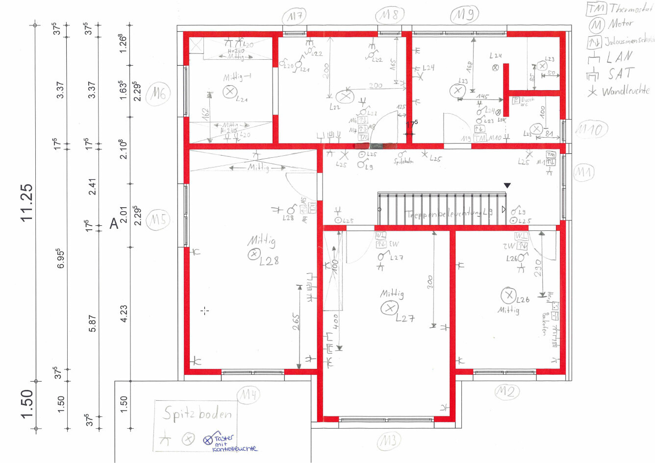 Grundriss eines Gebäudes mit roten Innenwänden, mehreren Räumen und Treppenhaus, Randmaße.