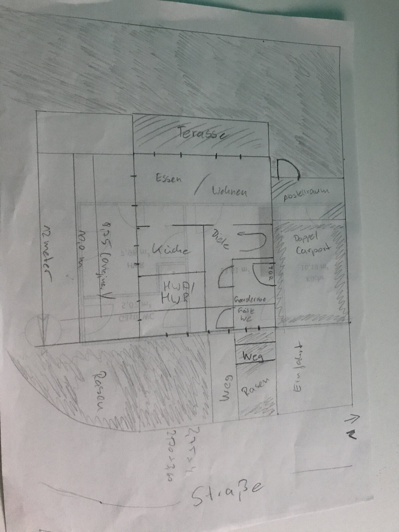 Handgezeichnete Bauplan-Skizze eines Hauses mit Terrasse, Essbereich, Wohnen, Küche und Diele.