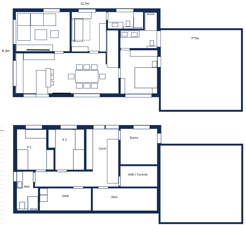 Zwei Grundrisse eines Hauses: Obergeschoss mit Wohnen- und Essbereich, Küche; Untergeschoss mit Büro, Bad.