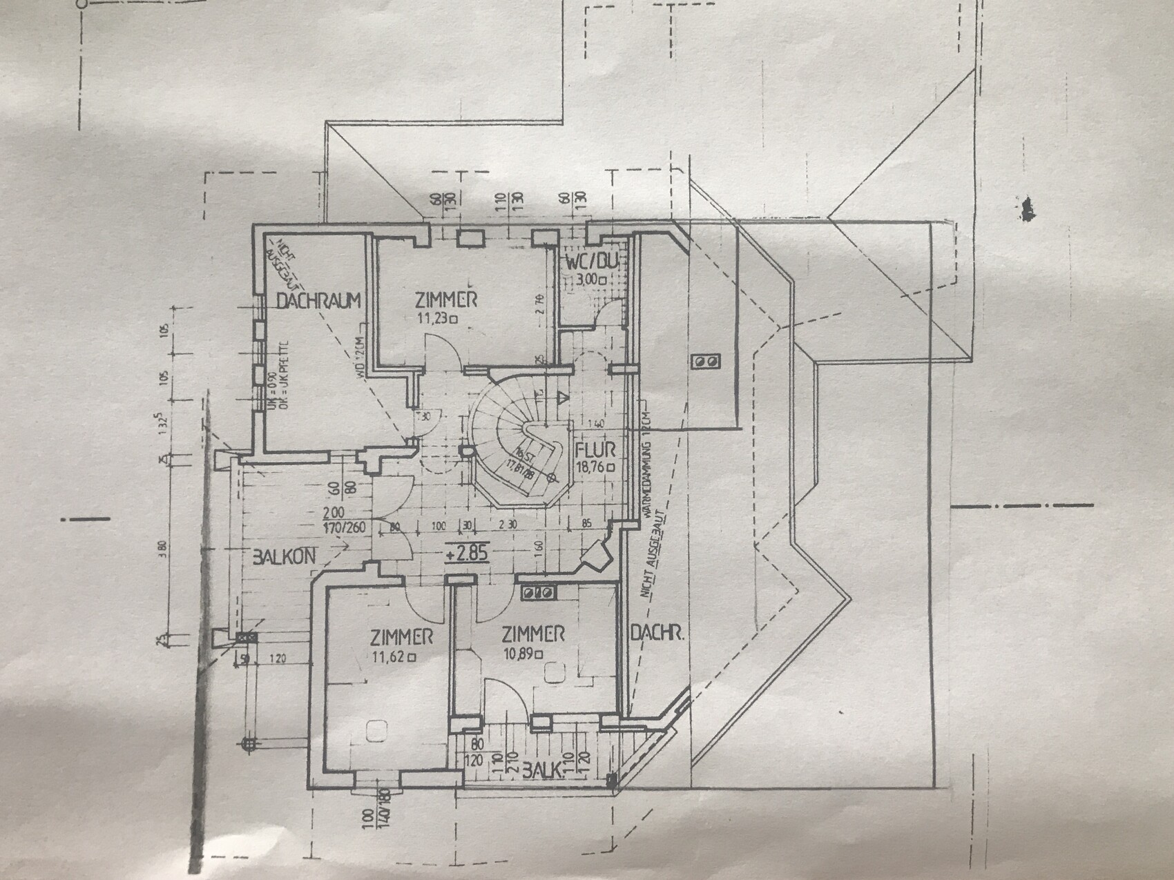 Grundriss eines Dachgeschosses mit mehreren Zimmern, Dachraum, Balkon, Flur und Treppe