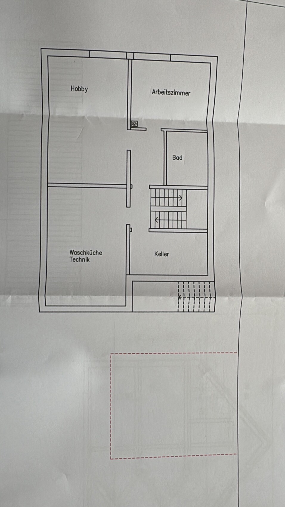 Grundrissplan eines Hauses mit Arbeitszimmer, Hobbyraum, Bad, Keller und Waschkueche.